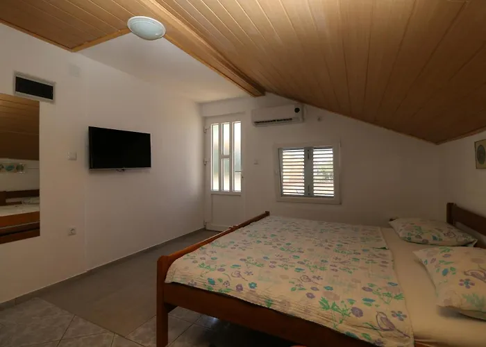 With Parking Space Nin, Zadar - 11402 דירה *